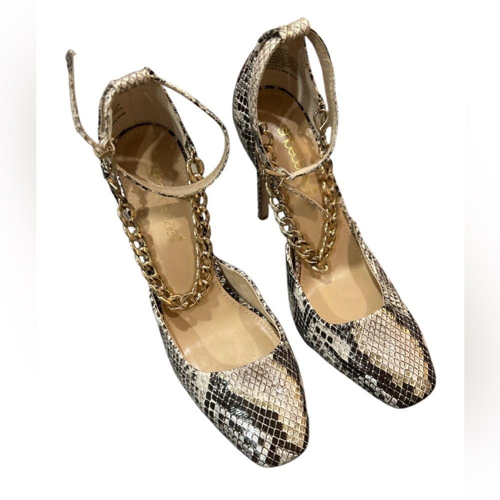 Shoe Dazzle Faux Snake 4” heels with a gold chain detail. Size 7.5, EUC